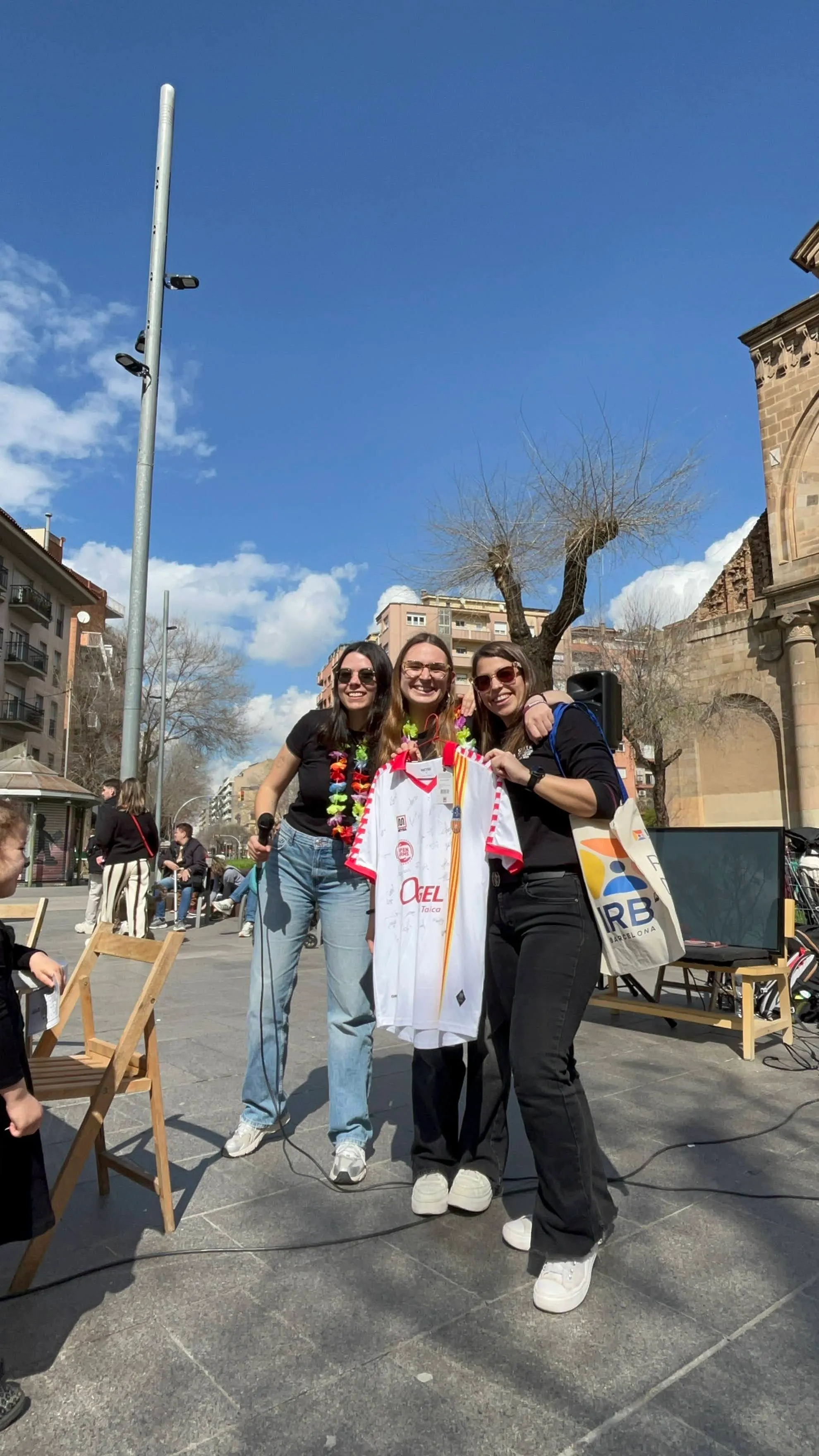 Participants de la Jornada solidària col·laborant en les activitats
