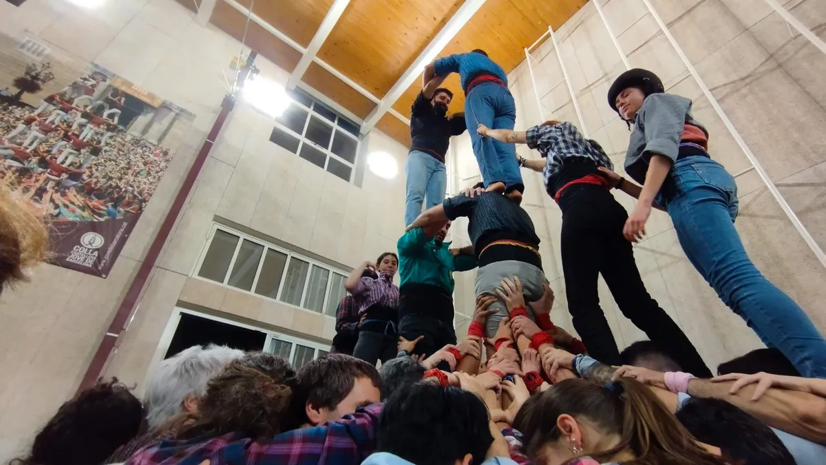 Assaig de castells al local de la Colla Jove de Barcelona.