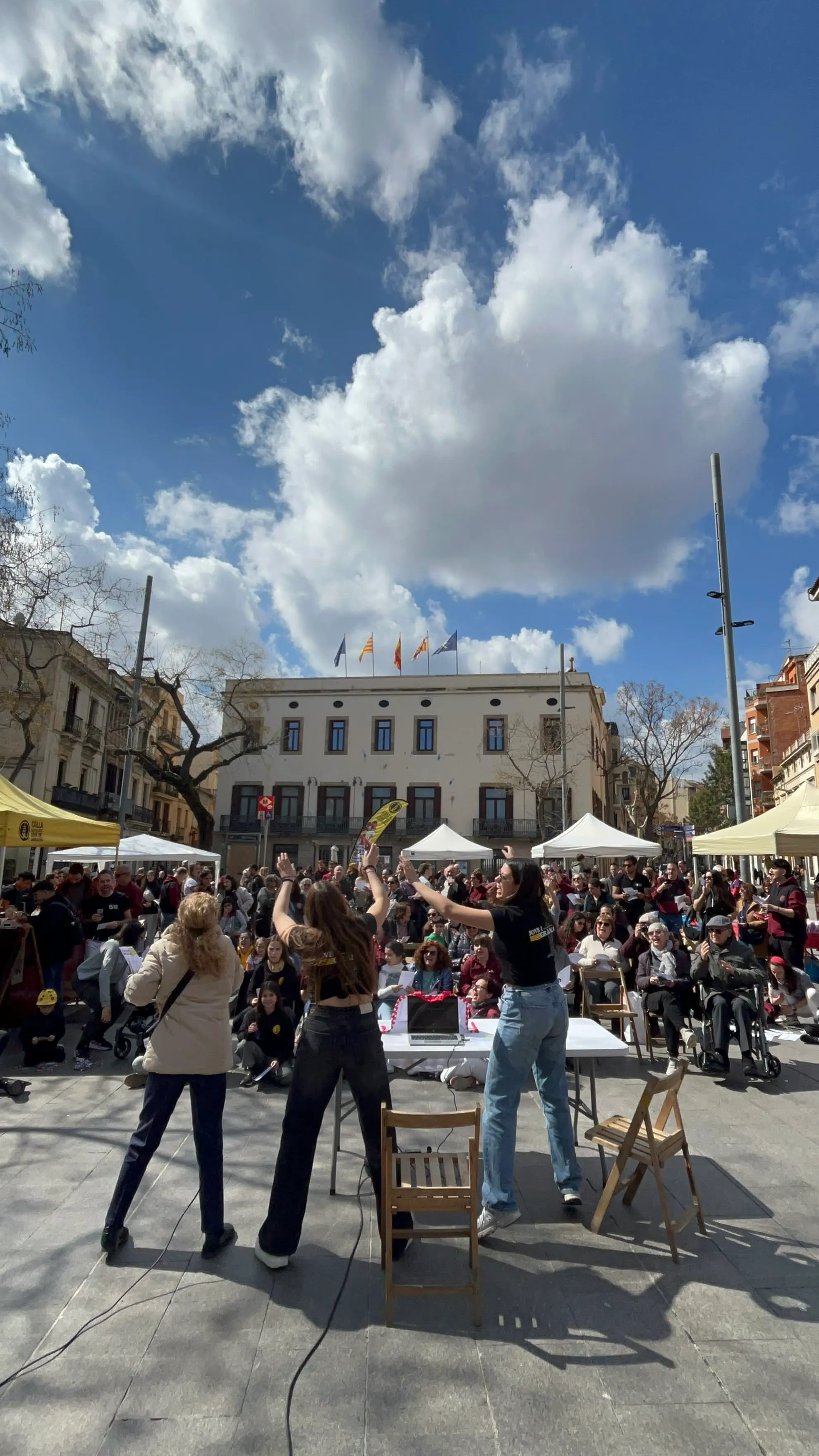 Ambient de la Jornada solidària amb paradetes i públic a Sant Andreu