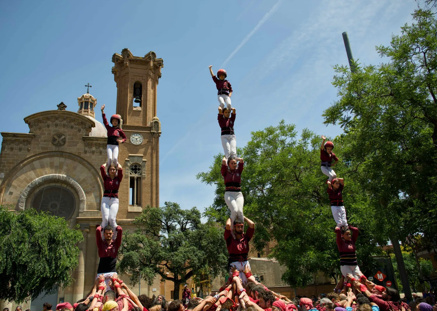 Foto de grup de la colla a plaça, amb ambient proper i acollidor.